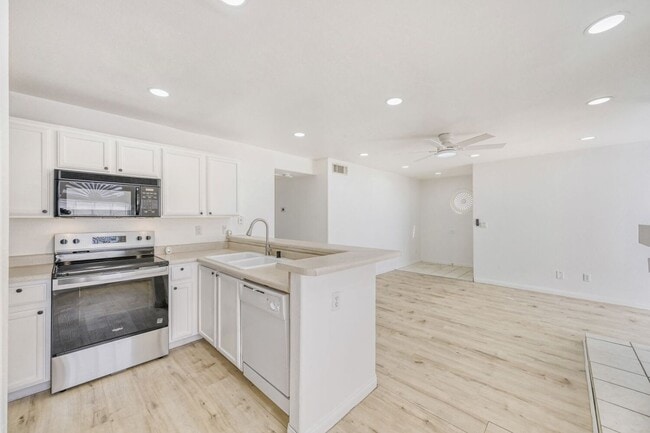 Building Photo - Upgraded 2 Bedroom Condo in a Gated Community!