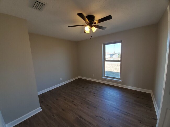 Building Photo - Updated 3 BR|2 BA Home Near TAFB!