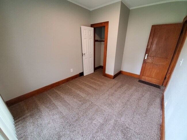 Building Photo - Large 3 Bedroom Home near Iowa State Fairgrounds!