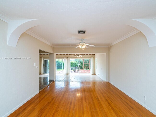 Building Photo - 9441 Byron Ave