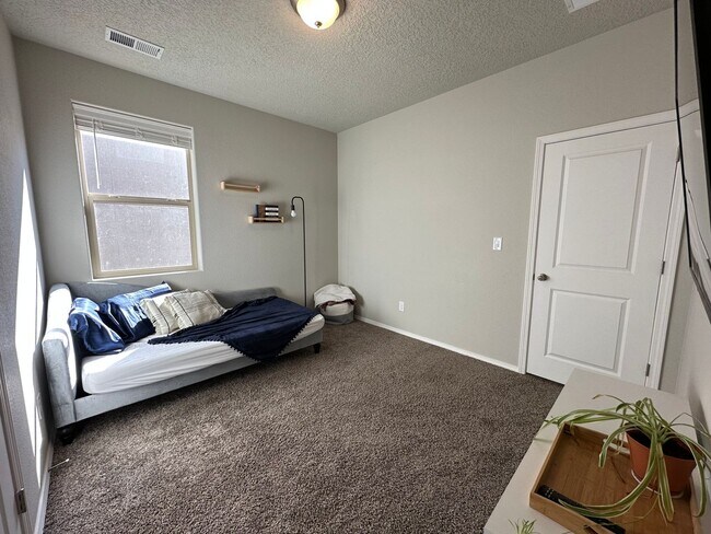 Building Photo - Beautiful Spacious Home!! Don't miss this ...