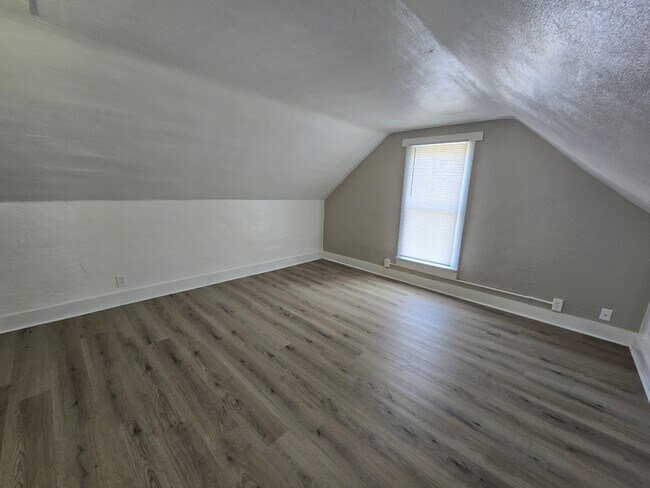 Building Photo - 740 W 11th St