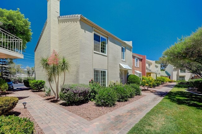 Building Photo - Beautiful 2 Bedroom Townhome in Guard-Gated Community – Prime Location!