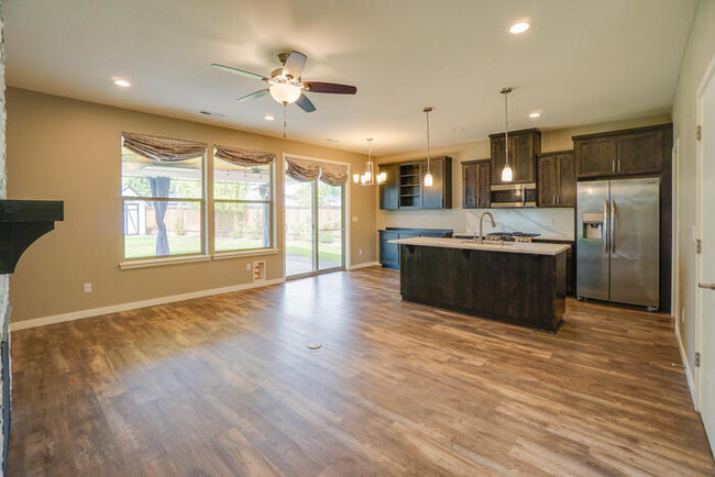 Building Photo - NEWER FOUR BEDROOM NEAR HAZEL DELL