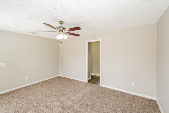 Building Photo - 460 Kevin Dr