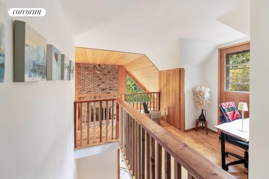 Building Photo - 83 3 Mile Harbor Dr