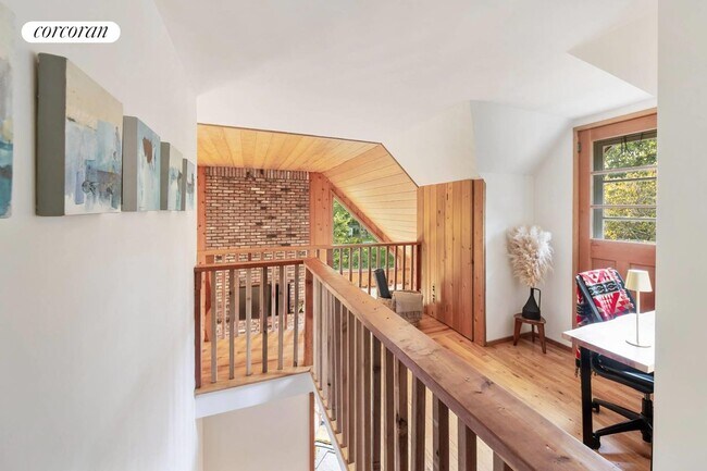 Building Photo - 83 3 Mile Harbor Dr