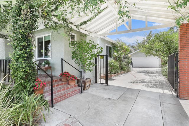 Building Photo - 2520 Casitas Ave