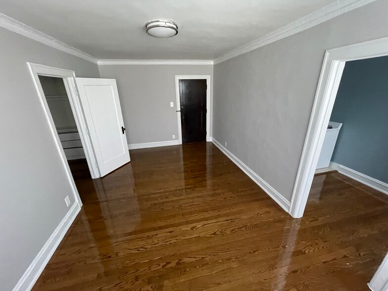 K1 living area #1 - 1716 W Albion Ave