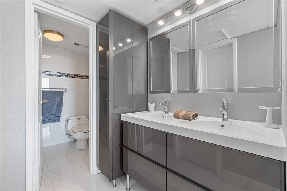 Building Photo - 1830 Embassy Dr