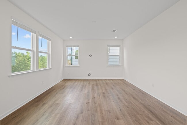 Building Photo - 1349 Underbrush Dr