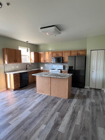 Building Photo - 1011 Meadow View Dr