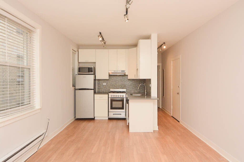 Building Photo - 511 W Belmont Ave