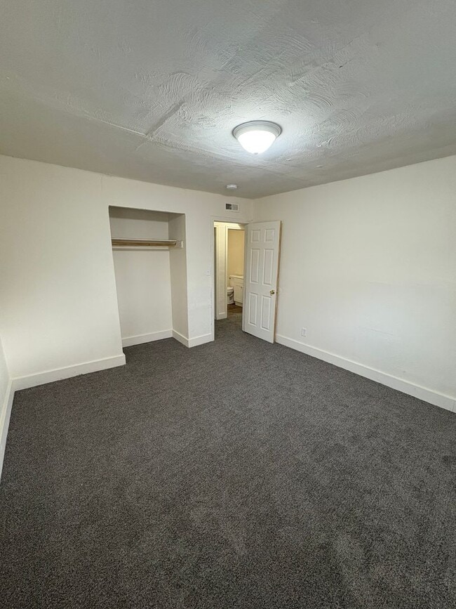 Building Photo - Spacious 4 Bedroom, 1 Bathroom Single Family Home