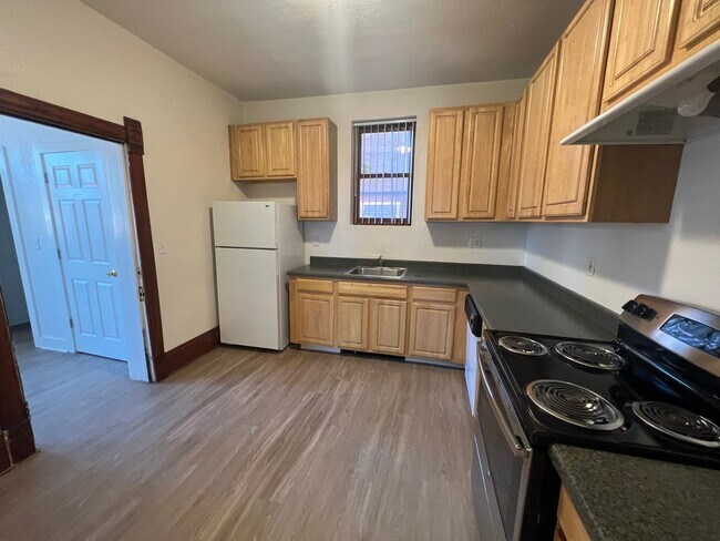 Building Photo - 2110 Grove Cir W