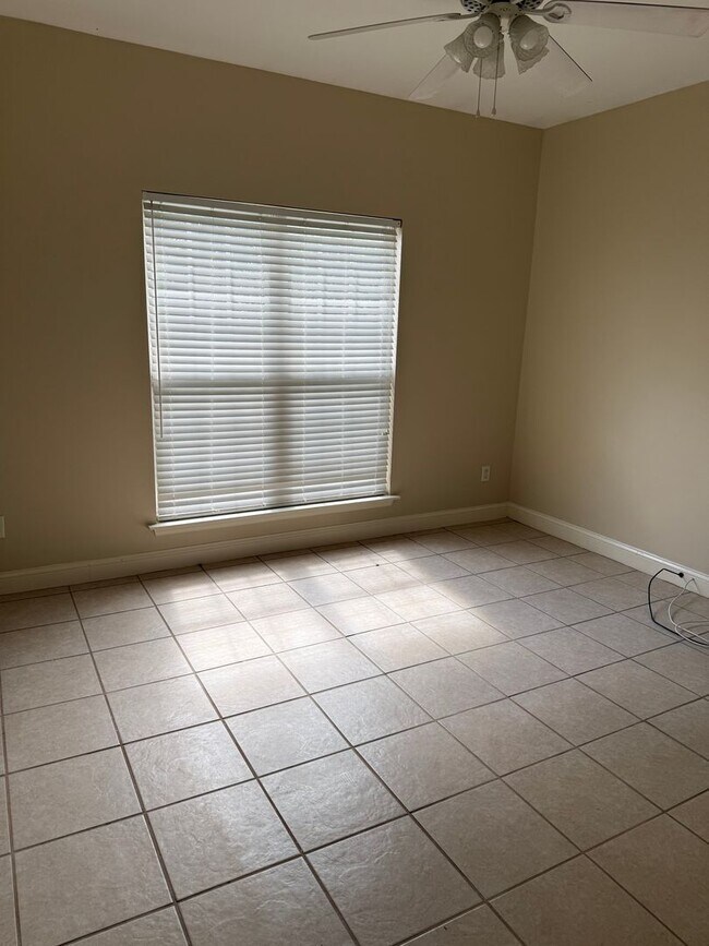 Building Photo - 1633 Devon Dr