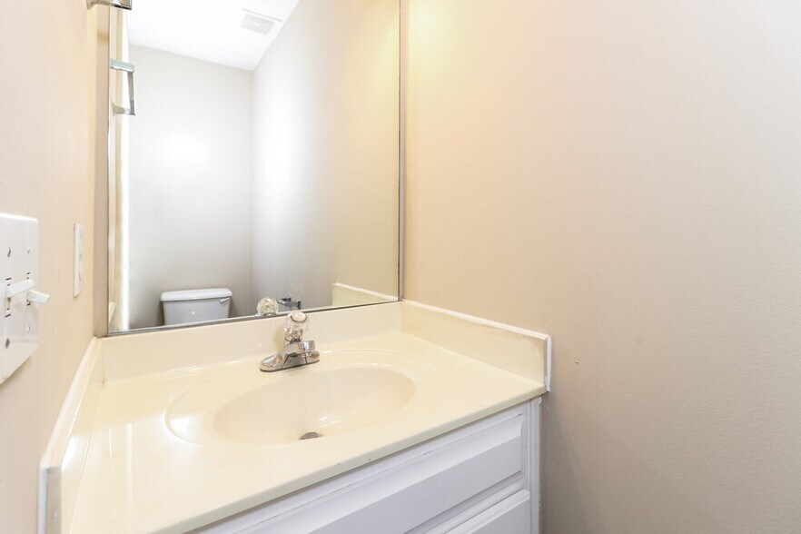 Building Photo - 1350 Enclave Way