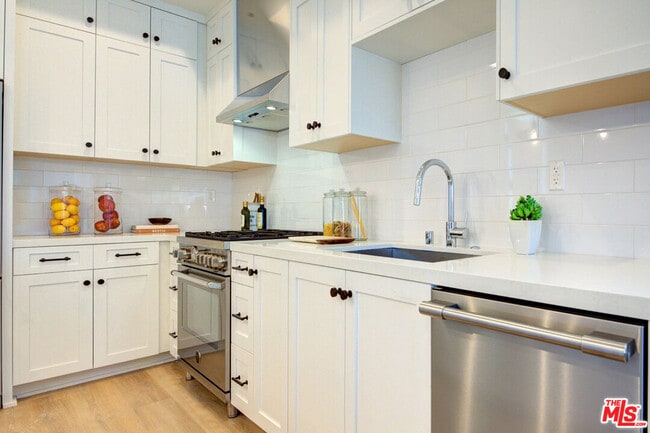 Building Photo - 6018 1/2-6018 1/2 Comey Ave