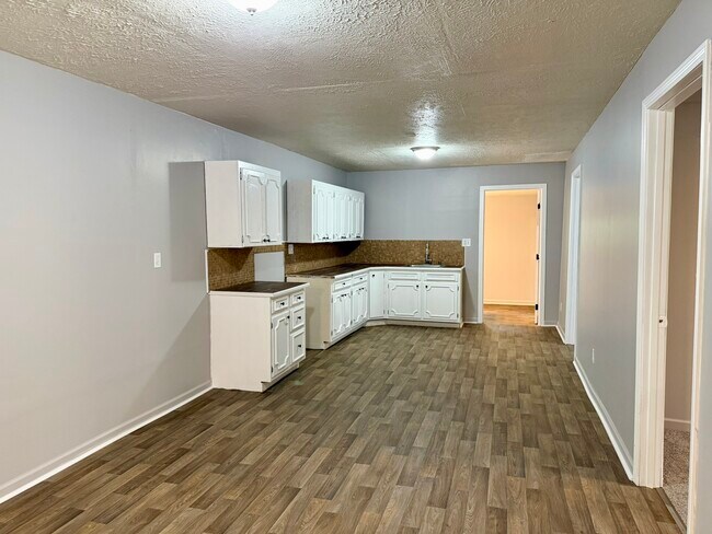 Building Photo - 724 Searcy Ave