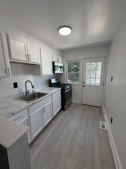 Building Photo - 5717 Simmonds Ave