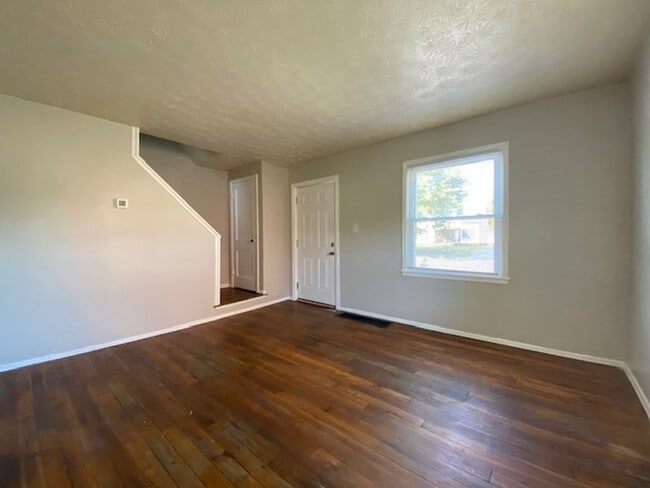 Building Photo - 2 Bed 1 Bath Apartment Available in Spring...
