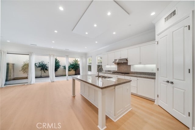 Building Photo - 64 Meander