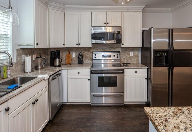 Building Photo - 5019 Village Green Way