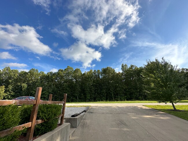 Building Photo - 15640 Top Dr