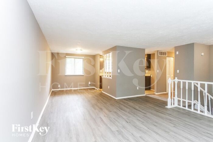 Building Photo - 910 Woodlark Dr