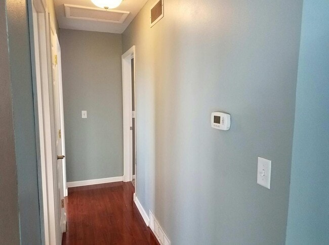 Building Photo - 1006 Valley View Dr