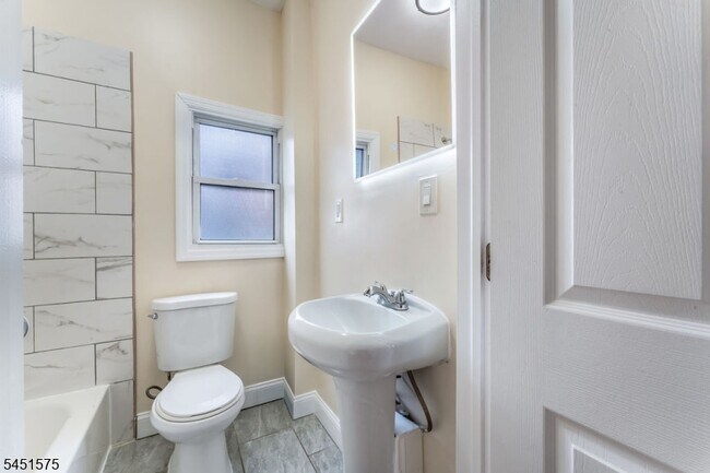 Building Photo - 473 Flagg St