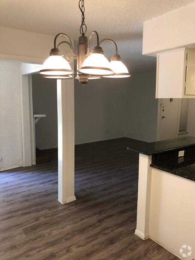 Building Photo - Charming 2-Bed Unit in Dallas!