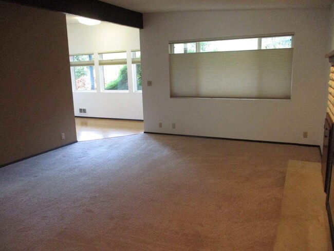 Building Photo - 3 Bedroom 3 Bath Rambler in Gig Harbor