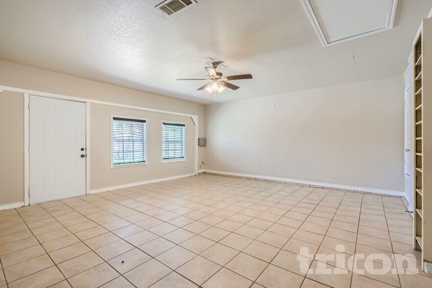 Building Photo - 709 Flagstone Way