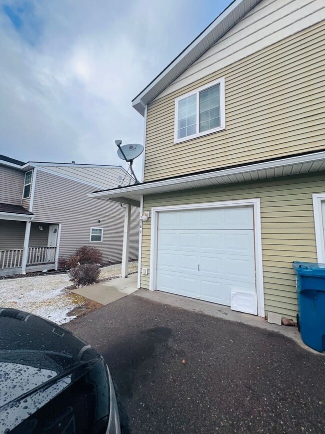 Building Photo - Amazing 3 Bed 2.5 Bath - Townhouse