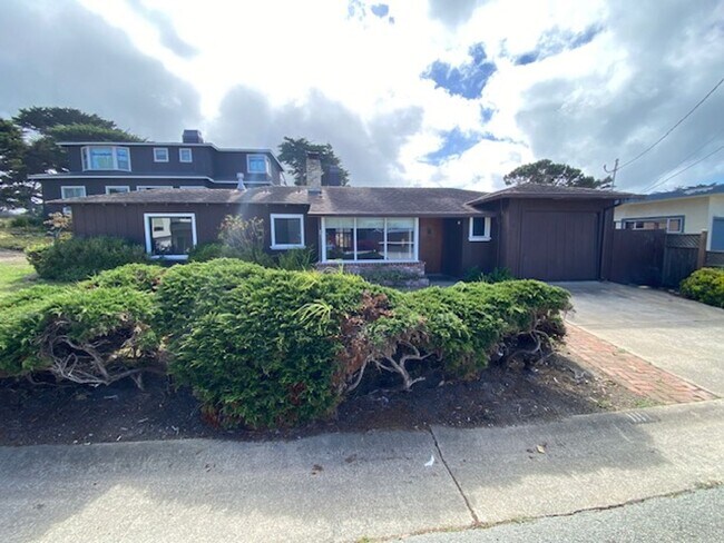 Primary Photo - Beach Tract Cottage!