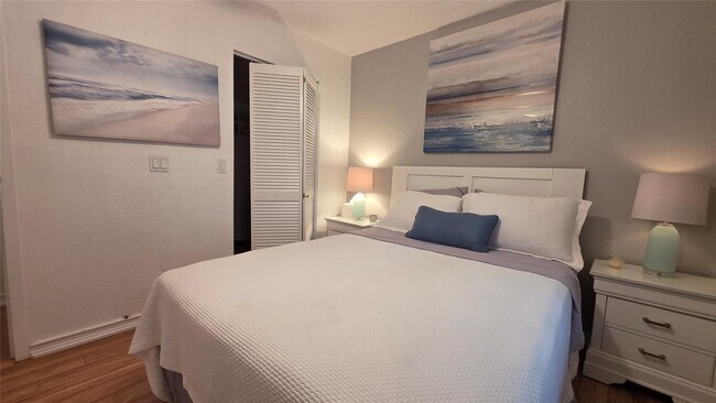 Building Photo - 2801 Somerset Dr