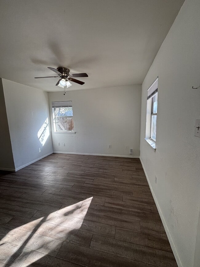 Building Photo - Charming, Updated 2 bed, 1 bath Duplex in ...