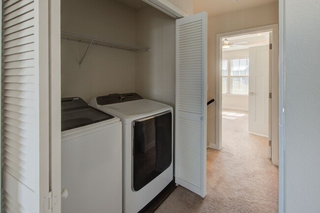 Building Photo - Like New End Unit Townhome, 3 Bed 2.5 Bath