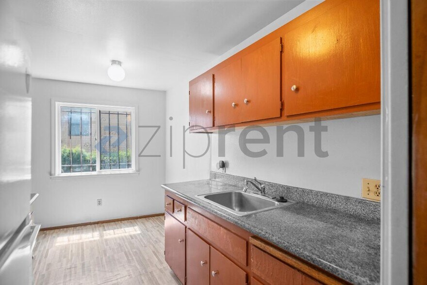 Building Photo - Unit 1