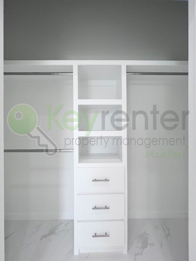 Building Photo - Stunning - 3 b/2.5 bath Home - Don't Miss Out!