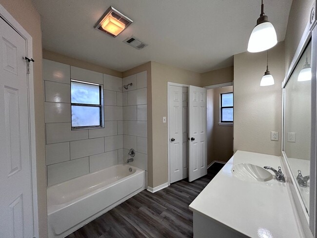 Building Photo - 906 Spring Tree St