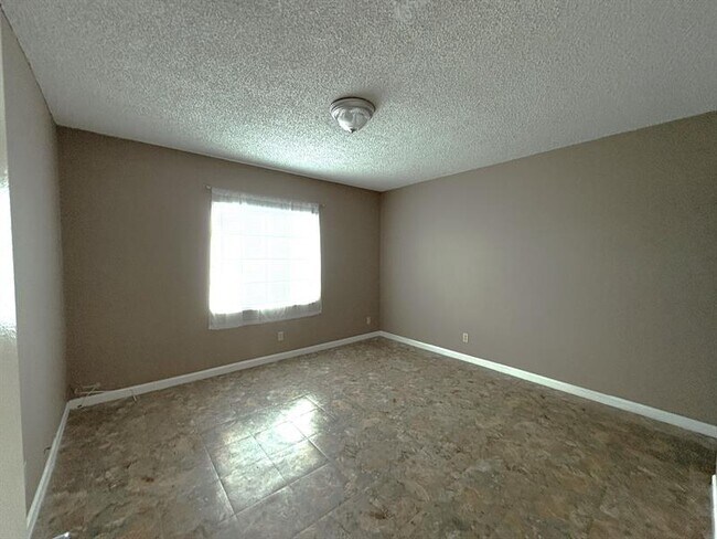 Building Photo - 120 Cypress Club Dr