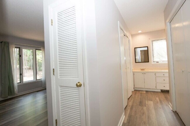 Building Photo - 50 Surry Cir N