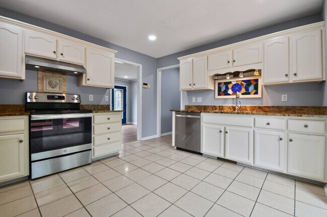 Building Photo - Pet Friendly on Three Acres!