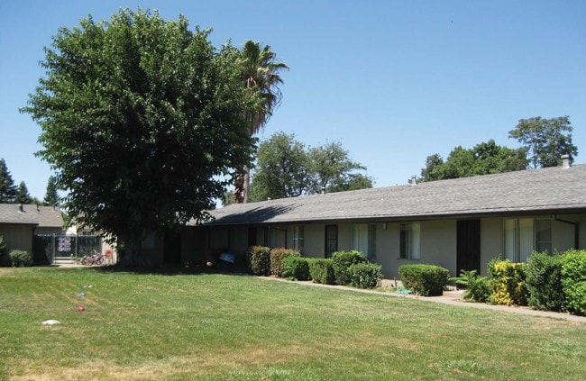 Primary Photo - Woodside Gardens