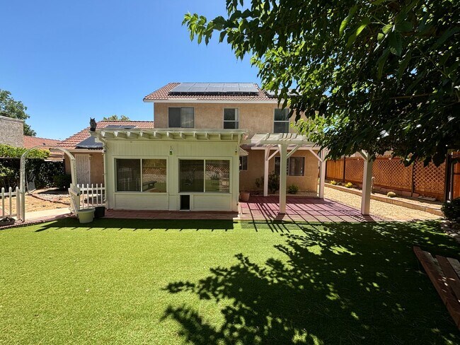 Building Photo - 3-Bedroom Home with Sun Room, Solar, and B...