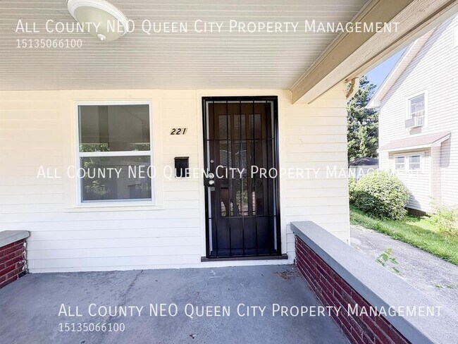 Building Photo - 221 W Parkwood Dr