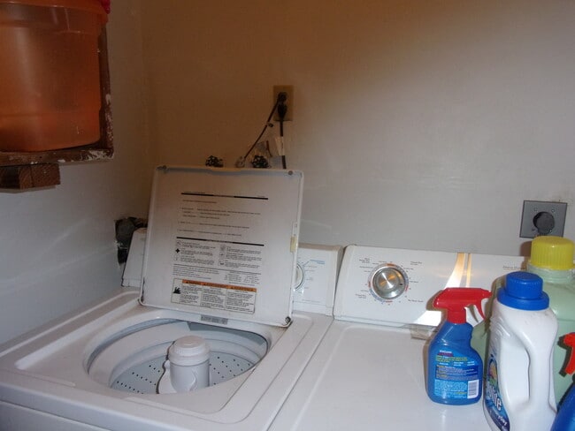 Building Photo - Single level pet friendly home