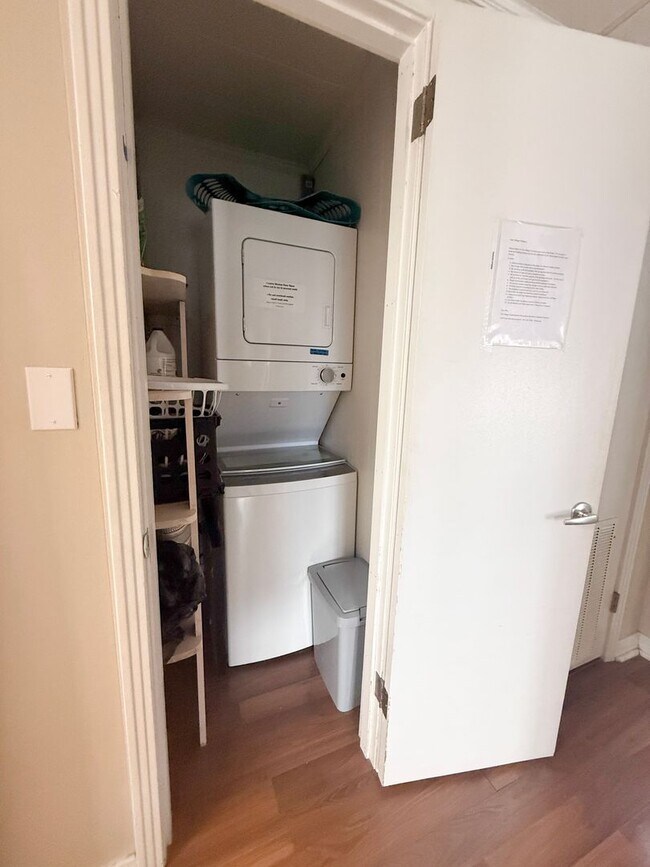 Building Photo - 1045 E 10th St